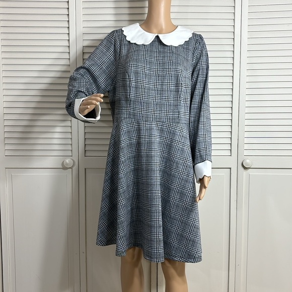 Classic Gray Plaid Dress with White Collar - Picture 3 of 14